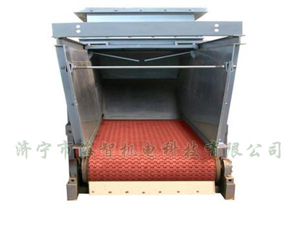 防腐蝕帶式（甲帶）給料機(jī)采用了防打滑膠帶，防止在物料輸送過(guò)程中造成撒料后果